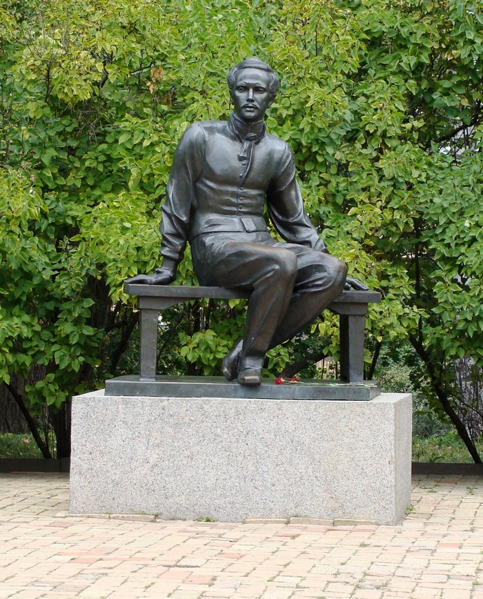 Памятник М.Ю. Лермонтову в Тарханах